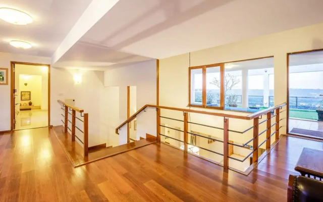 Stunning Hilltop 3BR Villa w Pool and River View