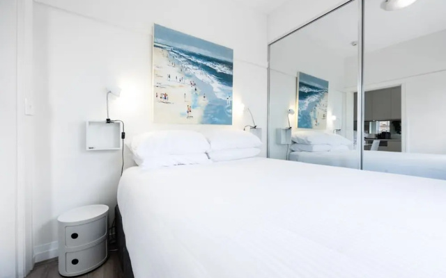 Snug 1-bed Unit Across From Bondi Beach – Guest Rooms – Sydney