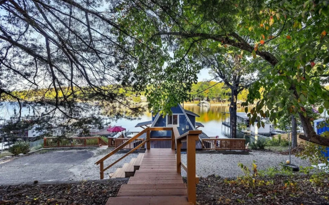 Sunrise Oasis - Enjoy Lakefront Living