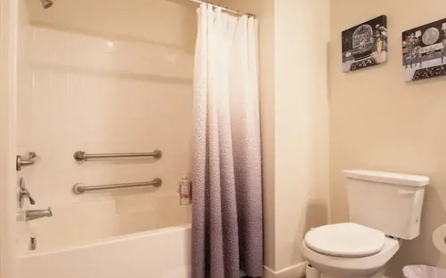 Santa Ana Delightful 4 Bedroom House