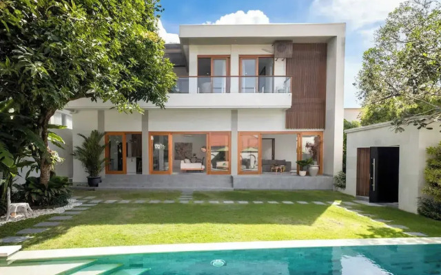 Luxurious Family 6 Br Villa in Seminyak Breakfast Include