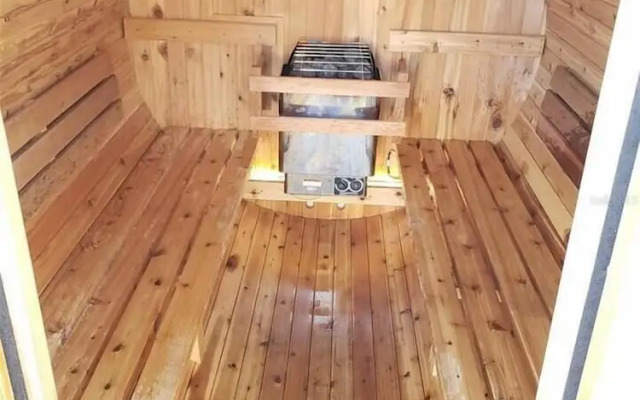 Heated Pool, Jacuzzi & Sauna! Tampa, FL