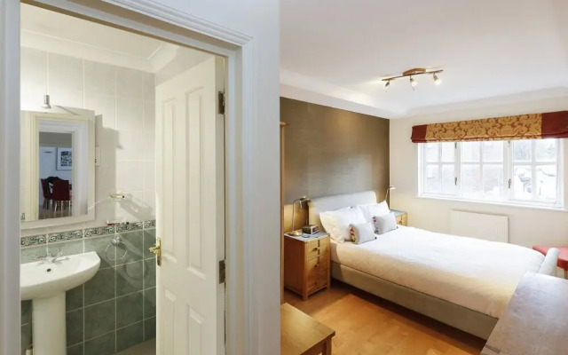 Calm 2BR apt W/parking&patio, 15mins to London Eye