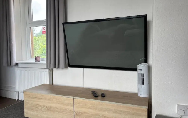 Modern 2-bed Victorian Apartment - Sleeps 6 & Pets