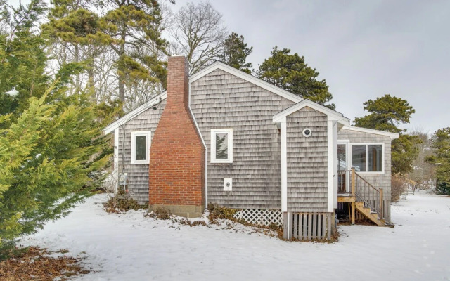 Walk to Beach: South Chatham Home