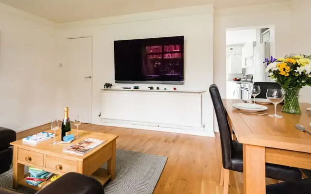 Bright and Spacious Philbeach Garden Apartment