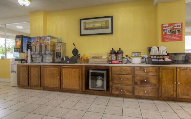 Econo Lodge Byron near Historic District - Warner Robins