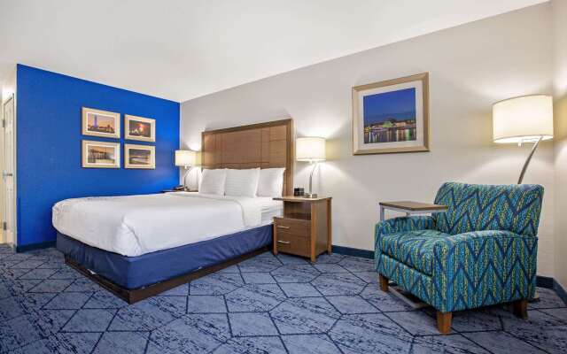 La Quinta Inn & Suites by Wyndham NE Long Beach/Cypress