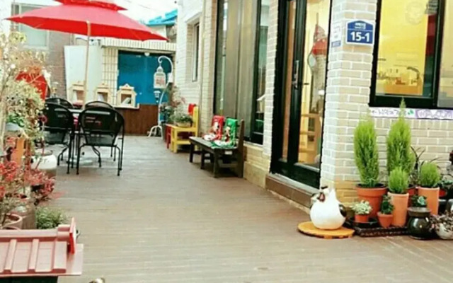 Jeonju Poet And Zzamong Guesthouse