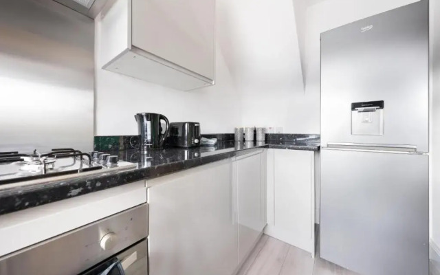 Spacious Modern 3 bed House Near Heathrow Airport