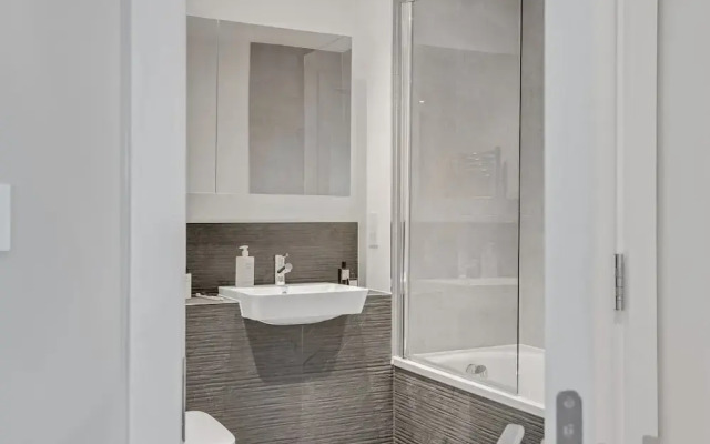 Chic One-bedroom Apartment Near Stratford