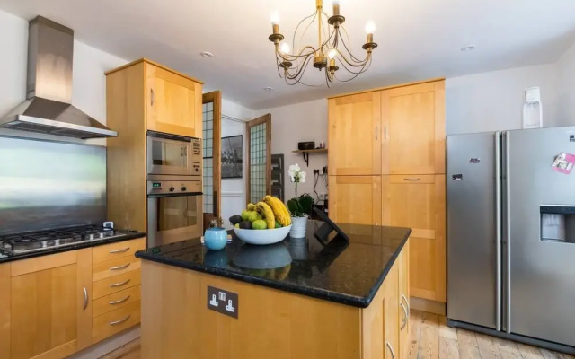 Fabulous 4-Bed House in Fulham with Garden!