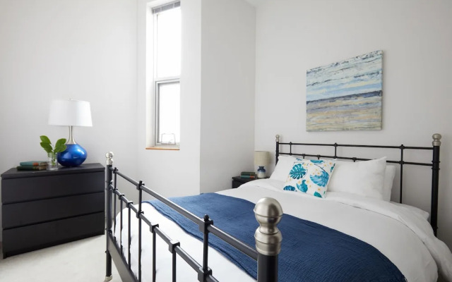 Distinct Lincoln Park Suites by Sonder