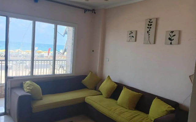 شقة علي البحر مباشرة في المندرة