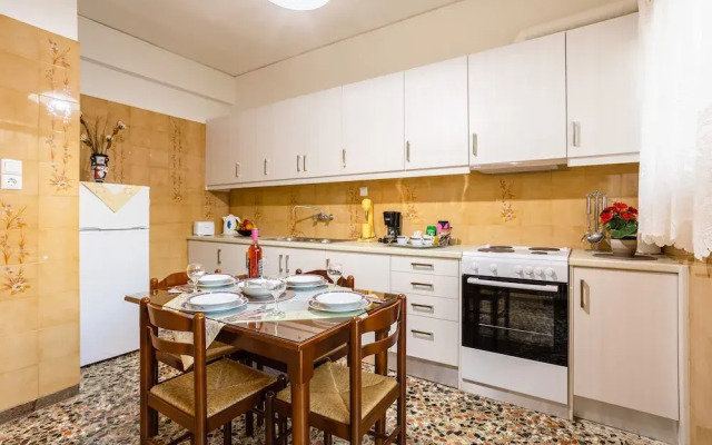 Seaside Family Haven - Avia's Spacious Getaway