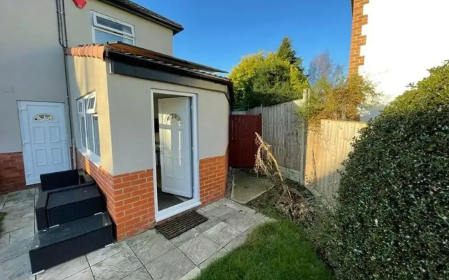 Modern 1 bed Apartment, 10 Mins to Leeds City Cent