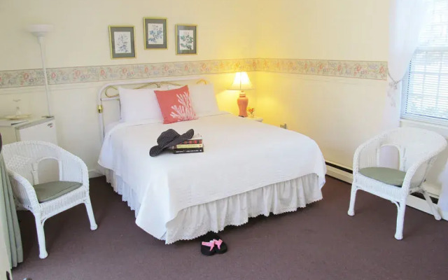 Allen Harbor Breeze Inn & Gardens