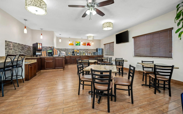 Quality Inn Dubuque on Hwy 20