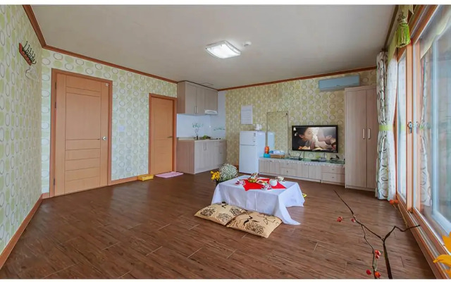 Yangyang Seaglow Rainbow Pension