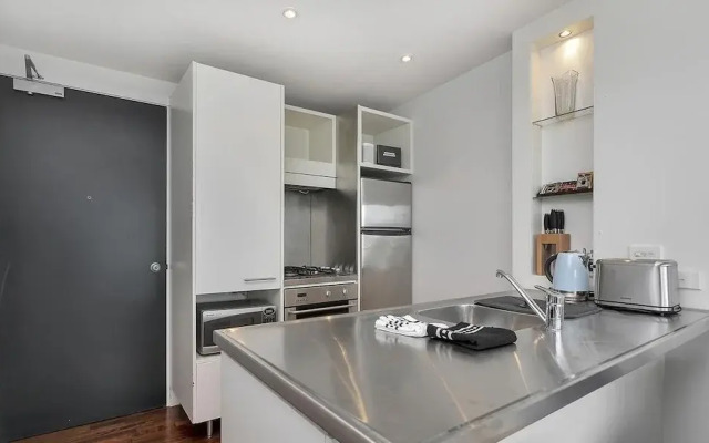 QV Trendy Viaduct Harbour Apartment - 799