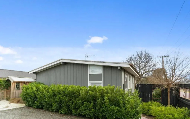 The Walnut Tree House - Martinborough Holiday Home