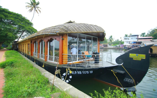 OYO 13525 HouseBoat My Trip Deluxe 3 BHK Private