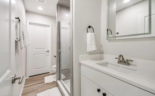 Pets Welcome: Newly Built Abode in Canyon!