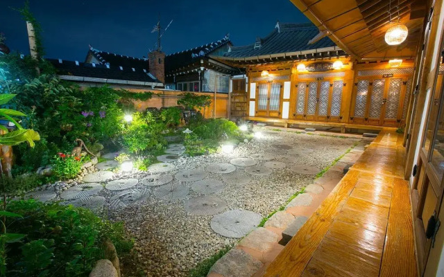 Jeonju Hanok Maeul Hanok Gotek Bugyeongdang