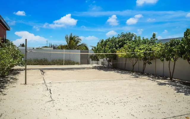 Stunning Modern Home, Near Beaches Full AC