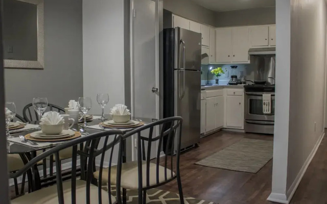 Luxury 2 Bed Condo Near Downtown