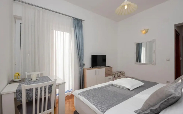 Awesome Apartment in Tucepi With Wifi