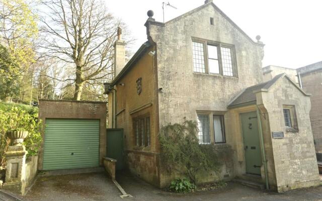 Entire Victorian Lodge in a privately gated estate with secure parking for two cars and a newly refurbished bathroom