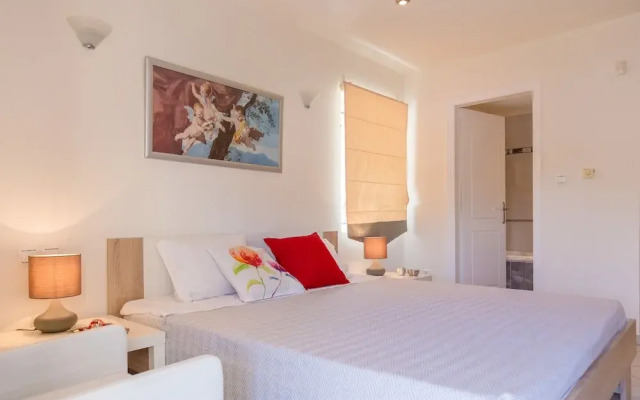Bright & Spacious two-floor Family Garden Home