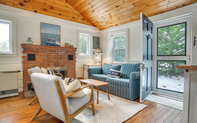 Walk to Beach: South Chatham Home