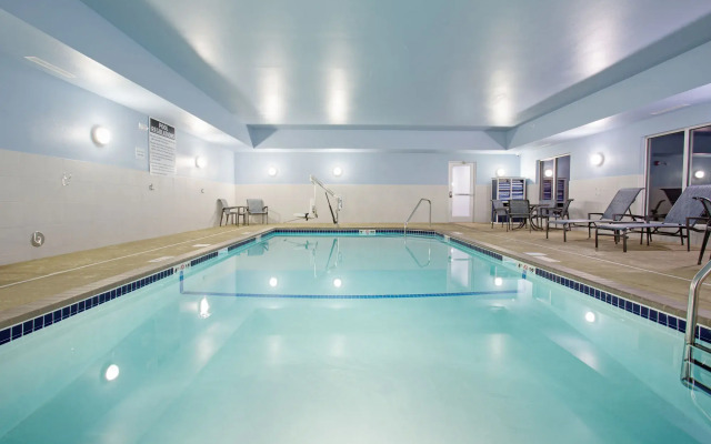 Holiday Inn Express and Suites Lincoln I - 80 by IHG