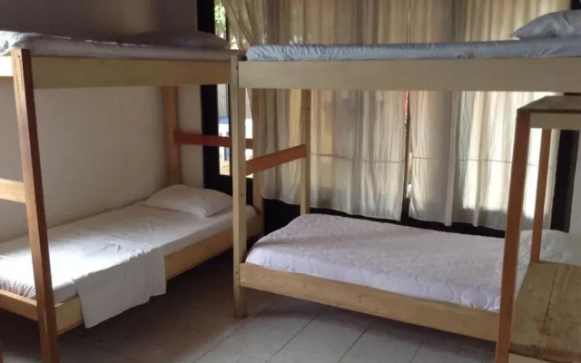 Leticias Guest House - Hostel