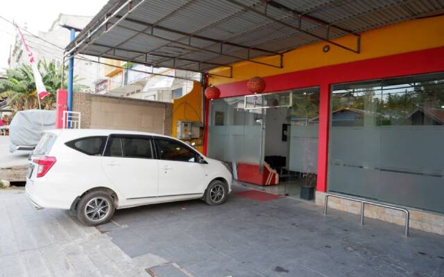 RedDoorz near Kamali Beach Bau Bau