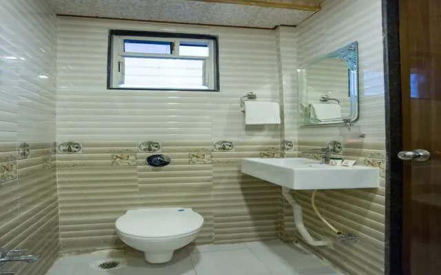 OYO Home 12319 Elegant 1BHK Near Vainguinim Beach