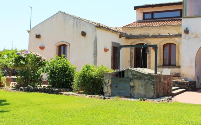 House with 5 bedrooms in Riposto with wonderful mountain view enclosed garden and WiFi 100 m from the beach