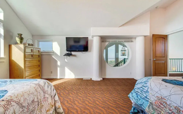 'oceanfront Castle' w/ Hot Tub & Game Room