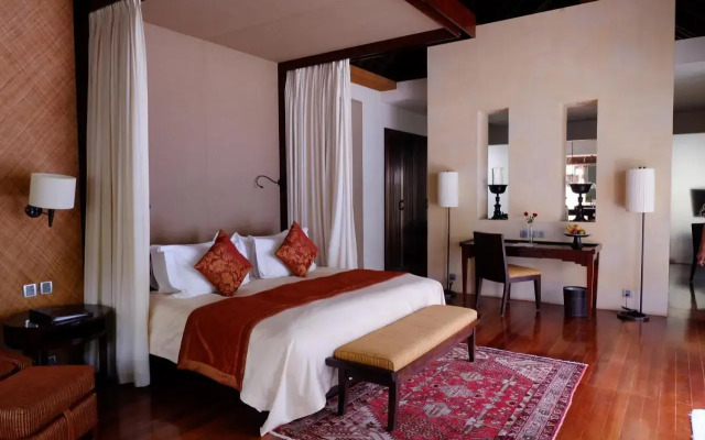 Отель The Royal Santrian