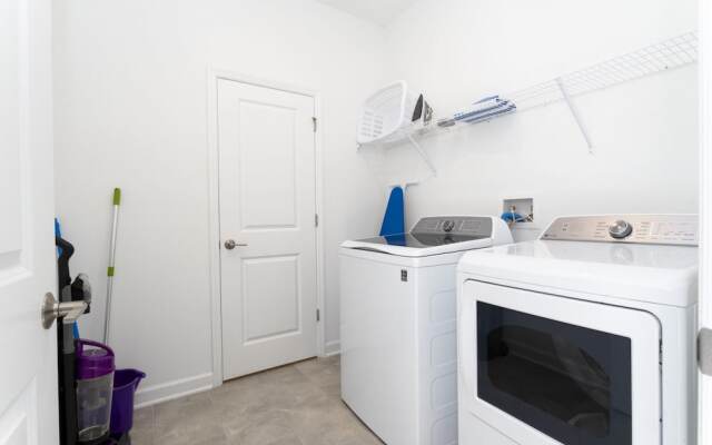 Beautiful Spacious House Near Themed Parks