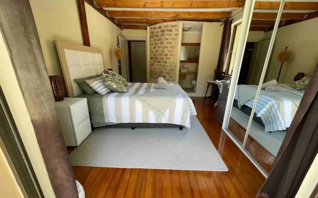 Room-living In Mountain Views Camps Bay