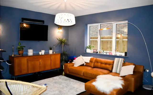 Spacious 5 Bedroom Home Near the Beach With Parking