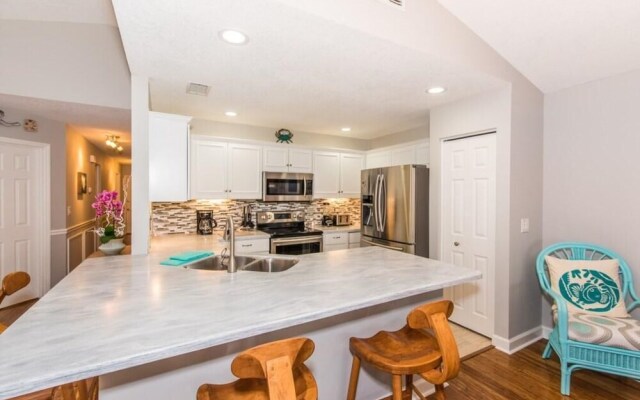 Waterfront vacation home in luxurious resort by Redawning