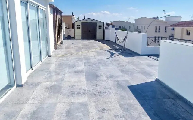 Charming Oroklini Penthouse With Ocean V