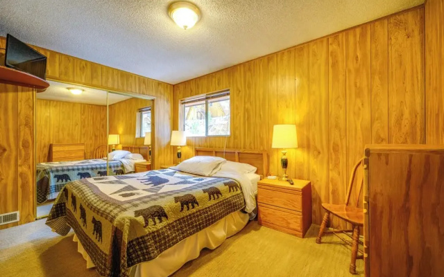 Waterfront Truckee Cabin on Donner Lake!