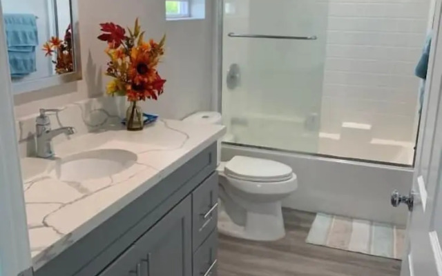 Modern LA Stay – Private Room & Bathroom