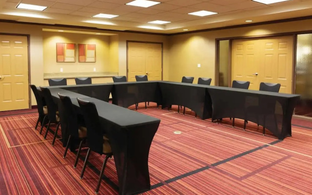 La Quinta Inn & Suites by Wyndham Atlanta Ballpark/Galleria