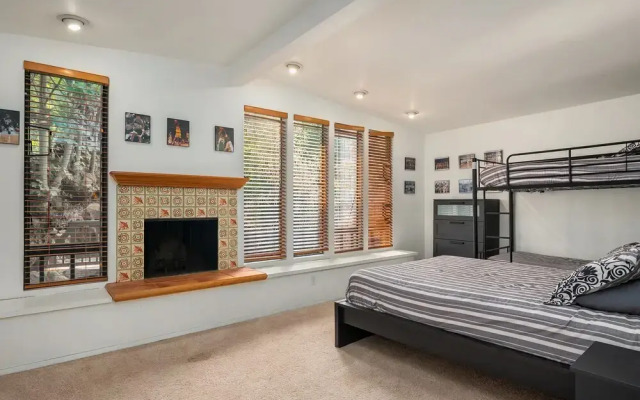 Seattle Vacation Home: The Hawks' Nest
